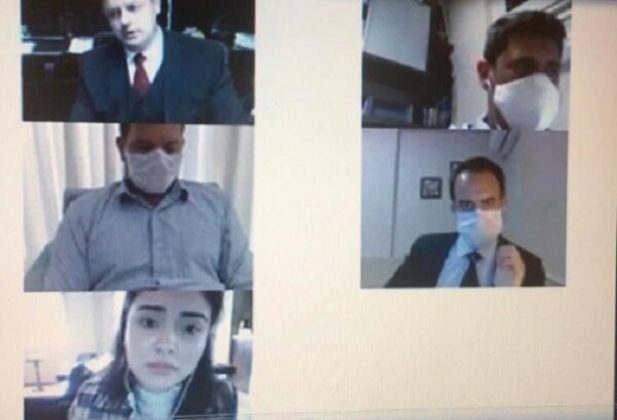 printscreen do julgamento de aranha mostra cinco pessoas em cada tela; com mariana com cara de choro na coluna da esqueda em baixo; outros homens acima