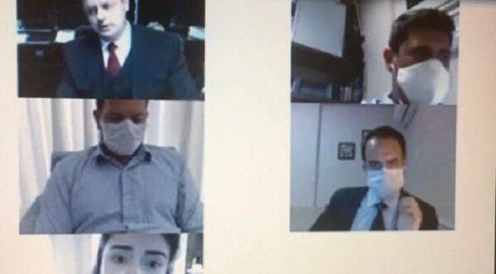 printscreen do julgamento de aranha mostra cinco pessoas em cada tela; com mariana com cara de choro na coluna da esqueda em baixo; outros homens acima