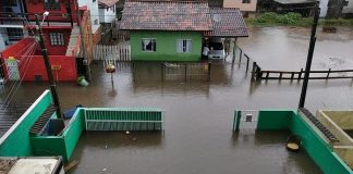 Chuvas em excesso causam transtornos - ruas e casas alagadas no norte da ilha de florianópolis