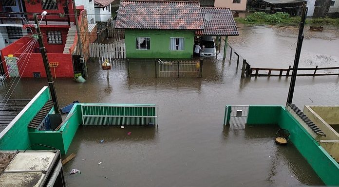 Chuvas em excesso causam transtornos - ruas e casas alagadas no norte da ilha de florianópolis