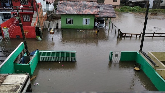 Chuvas em excesso causam transtornos - ruas e casas alagadas no norte da ilha de florianópolis