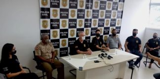 policias sentado em volta de uma mesa na coletiva de imprensa sobre o sequestro de fabíola