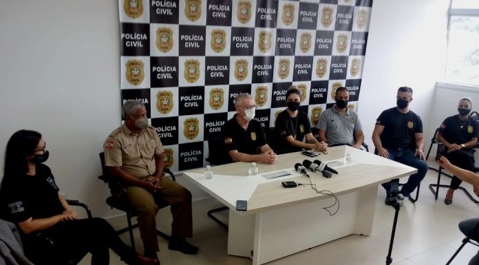 policias sentado em volta de uma mesa na coletiva de imprensa sobre o sequestro de fabíola