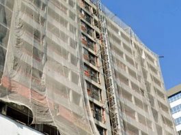 Santa Catarina tem o metro quadrado de construção mais caro do país custo do metro quadrado construção civil: prédio em obras visto de baixo para cima; tela de proteção ao longo dos 10 andares