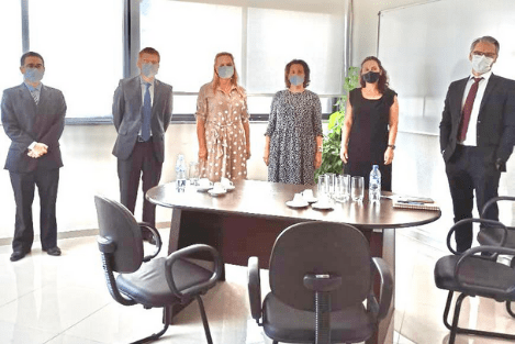 Em pé, atrás de uma mesa de madeira, os Procuradores do Município de São José e as juízas Gabriela Sailon de Souza Benedet e lexandra Lorenzi da Silva