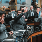 Deputados na Assembleia Legislativa de Santa Catarina em momento de votação