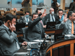 Alesc aprova orçamento de Santa Catarina para 2021 Deputados na Assembleia Legislativa de Santa Catarina em momento de votação
