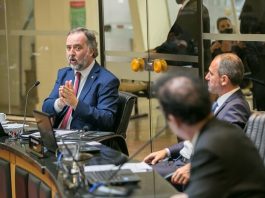 deputados discutem compra da vacina italiana: kennedy nunes fala e gesticula observado por dois deputados