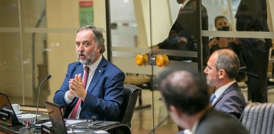 SC avança na negociação para compra de vacina italiana deputados discutem compra da vacina italiana: kennedy nunes fala e gesticula observado por dois deputados