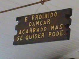 placa dizendo "é proibido dançar agarrado mas se quiser pode"