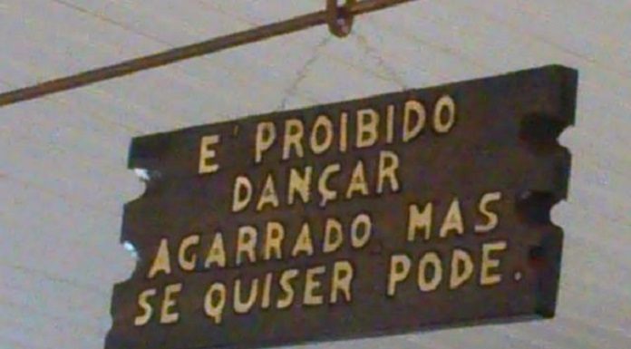 placa dizendo "é proibido dançar agarrado mas se quiser pode"