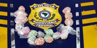 PRF apreende comprimidos de ecstasy em carro em Paulo Lopes - comprimidos de ecstasy coloridos separados em saquinhos plásticos em volta do brasão da polícia rodoviária federal e abaixo a sigla prf