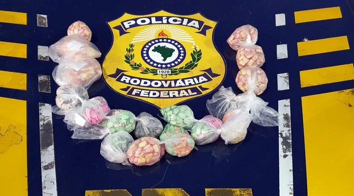 PRF apreende comprimidos de ecstasy em carro em Paulo Lopes - comprimidos de ecstasy coloridos separados em saquinhos plásticos em volta do brasão da polícia rodoviária federal e abaixo a sigla prf