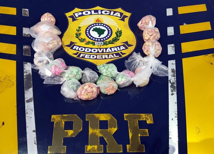 PRF apreende comprimidos de ecstasy em carro em Paulo Lopes - comprimidos de ecstasy coloridos separados em saquinhos plásticos em volta do brasão da polícia rodoviária federal e abaixo a sigla prf
