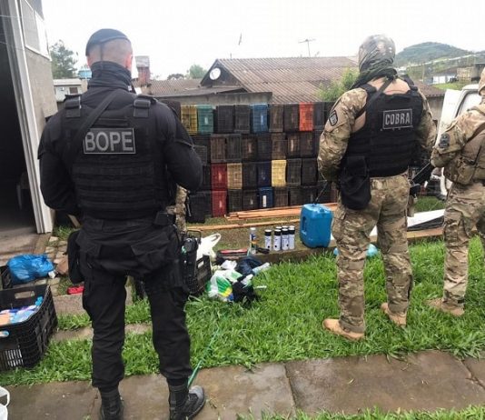 policiais do bope de costas em imóvel utilizado pelos assaltantes de criciúma
