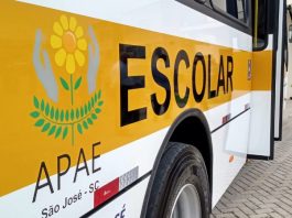lateral do ônibus onde está escrito Apae São José - SC Escolar