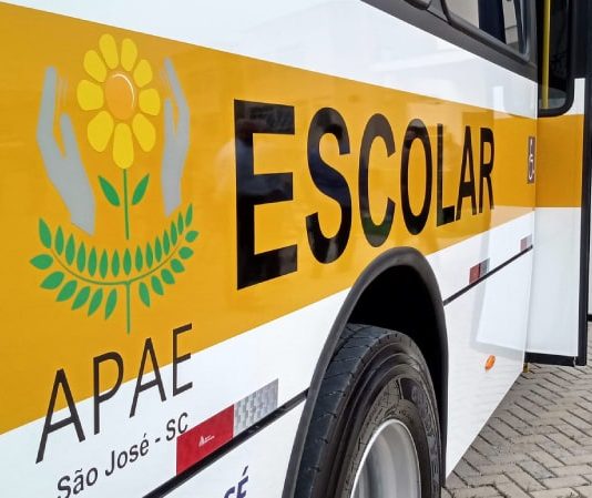 Atendidos nas Apaes de SC serão vacinados contra a Covid-19 neste mês lateral do ônibus onde está escrito Apae São José - SC Escolar