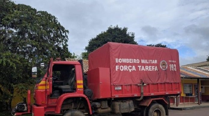 caminhão vermelho dos bombeiros