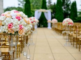 cadeiras arrumadas para casamento; buquê em primeiro plano; novas regras em sc definem permissão de eventos