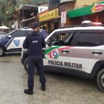 "decreto da madrugada": fiscalização em palhoça; viaturas da pm e guarda na rua; policial de costas