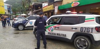 "decreto da madrugada": fiscalização em palhoça; viaturas da pm e guarda na rua; policial de costas