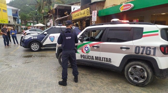 Decreto da madrugada: Grande Florianópolis têm vistorias e fechamento de estabelecimentos devido à Covid "decreto da madrugada": fiscalização em palhoça; viaturas da pm e guarda na rua; policial de costas