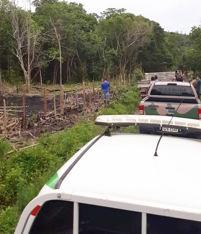 camFiscalização flagra ocupação irregular em mata e prende três no norte da ilha: nhonetes da polícia paradas em estrada ao lado de área desmatada e vegetação ao fundo