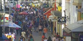 novos casos de Covid: pessoas andando em calçadão do centro de florianópolis