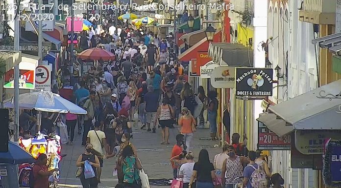 Maiores cidades da região metropolitana têm média diária de 751 novos casos de Covid novos casos de Covid: pessoas andando em calçadão do centro de florianópolis