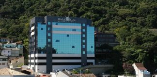 Hospital Baía Sul, em Florianópolis, visto entre outros imóveis e morro com mata atrás