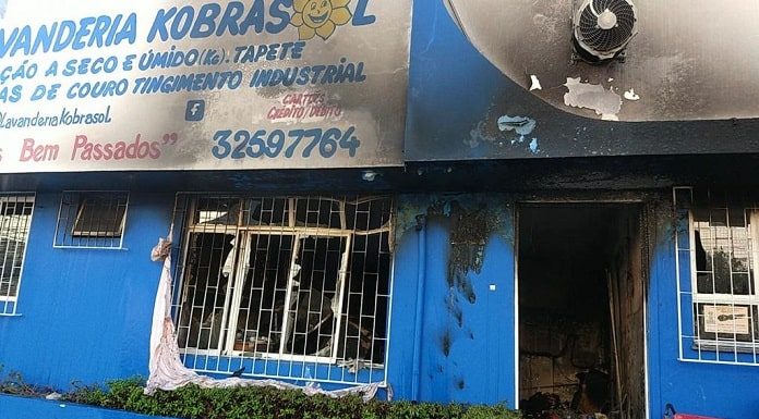 Bombeiros são chamados duas vezes para apagar incêndio em lavanderia no Kobrasol fachada da lavanderia kobrasol parcialmente queimada pelo incêndio