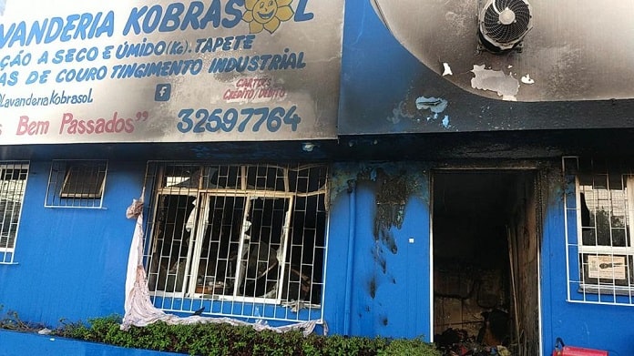 fachada da lavanderia kobrasol parcialmente queimada pelo incêndio