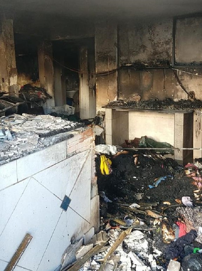 incêndio em lavanderia no kobrasol - interior do estabelecimento destruído e queimado; entulhos no chão