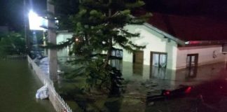 Chuva causa alagamentos em diversos municípios de Santa Catarina - casa com água até a metade da janela