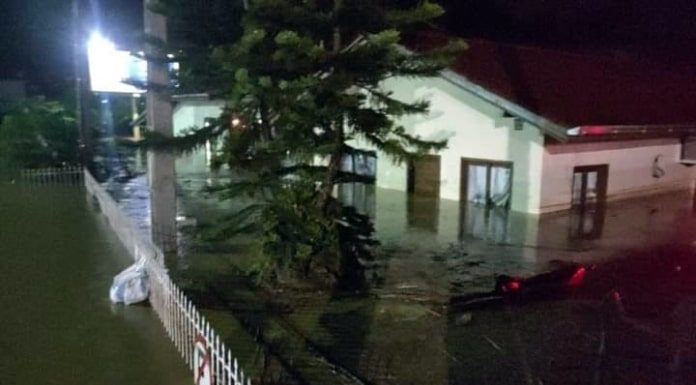 Chuva causa alagamentos em diversos municípios de Santa Catarina - casa com água até a metade da janela