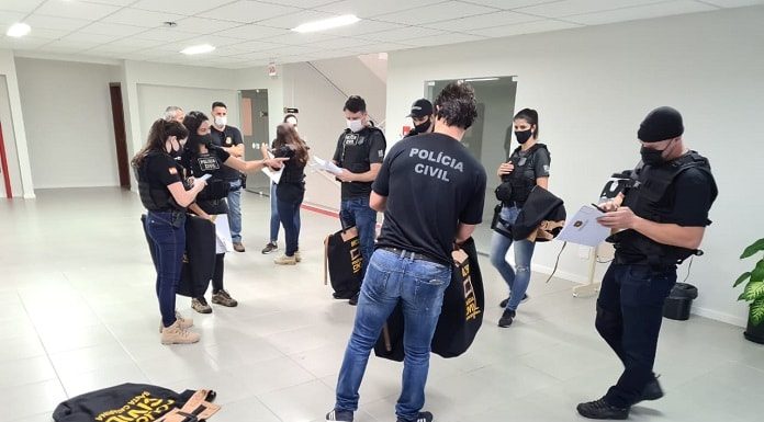 operação co-incidência: policiais se organizam em hall com malotes de provas