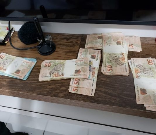 PF deflagra operação Segunda Parcela em combate às fraudes no auxilio emergencial operação segunda parcela: maços de notas de 50 reais sobre bancada de televisão
