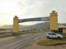 Temporada de verão sem pedágio para turistas em Governador Celso Ramos tpa de governador celso ramos - portal de entrada da cidade com montanha ao fundo; carro ao lado; estrada sob portal