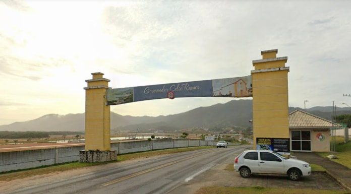 Temporada de verão sem pedágio para turistas em Governador Celso Ramos tpa de governador celso ramos - portal de entrada da cidade com montanha ao fundo; carro ao lado; estrada sob portal