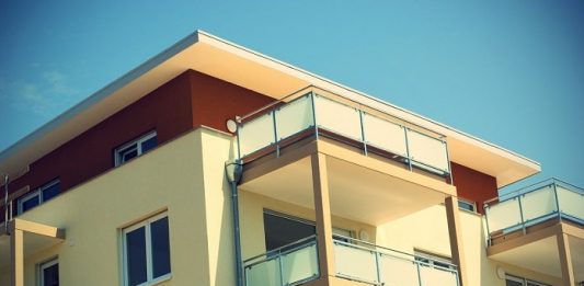 preço médio do aluguel - pequeno prédio de três andares com varandas à frente
