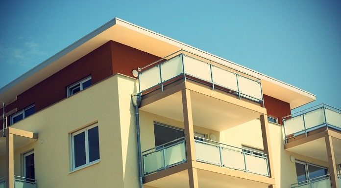 preço médio do aluguel - pequeno prédio de três andares com varandas à frente