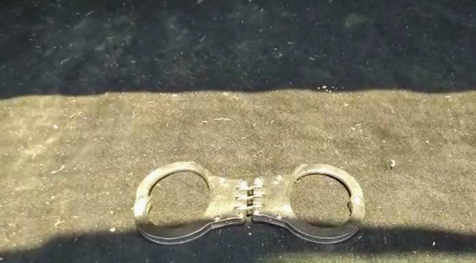 algemas usadas para prender o homem que fez gestos obscenos no parque da luz
