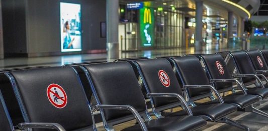 restrições à covid-19 em SC - poltronas alternadas com proibição de sentar