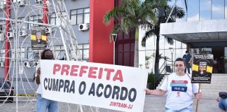 servidores em estado de greve em são josé estendem faixa em frente à prefeitura com dizeres "prefeita, cumpra o acordo"