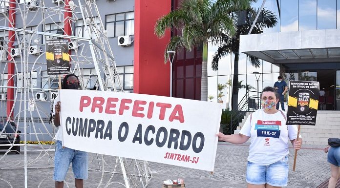 Servidores de São José e Palhoça mantêm estado de greve por reajuste salarial servidores em estado de greve em são josé estendem faixa em frente à prefeitura com dizeres "prefeita, cumpra o acordo"