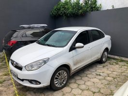 fiat siena branco em estacionamento; nele estavam os assassinos do taxista rodando com o carro da vítima