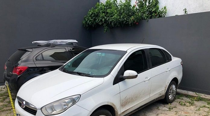 fiat siena branco em estacionamento; nele estavam os assassinos do taxista rodando com o carro da vítima