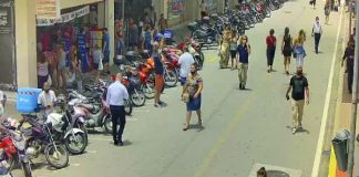 Pessoas já se recuperaram: câmeras identificam pessoas e veículos - pedestres na rua felipe schmidit em florianópolis