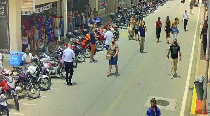Pessoas já se recuperaram: câmeras identificam pessoas e veículos - pedestres na rua felipe schmidit em florianópolis