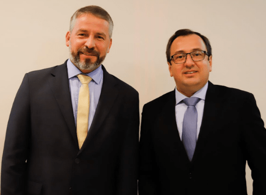 Novos prefeito e vice-prefeito de Biguaçu, um do lado do outro sorrindo